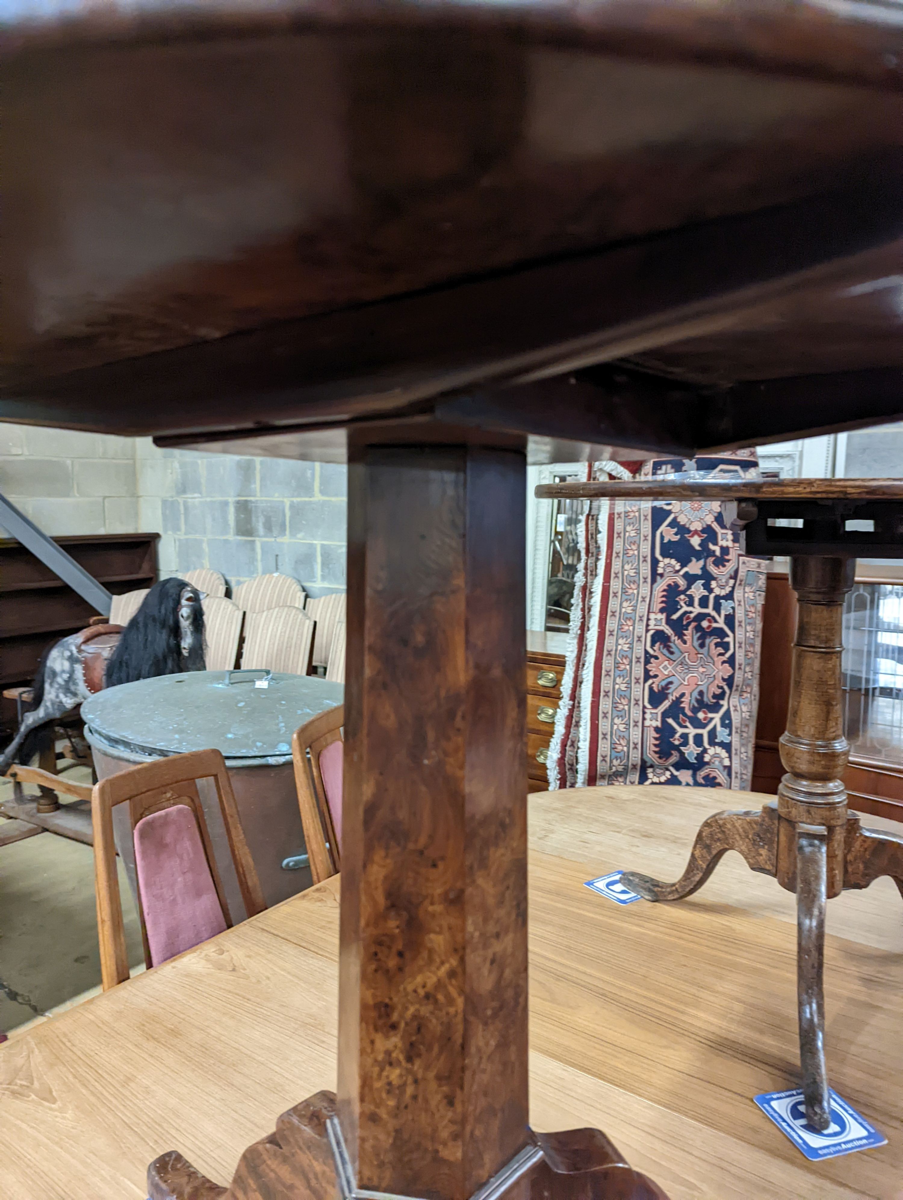 An early 19th century circular yew tilt top tea table, diameter 69cm, height 73cm